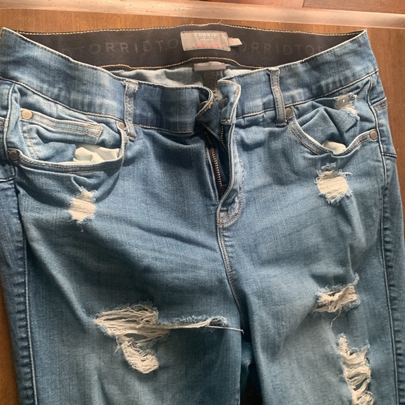 Torrid bombshell skinny jeans. Size 16S - Picture 2 of 3